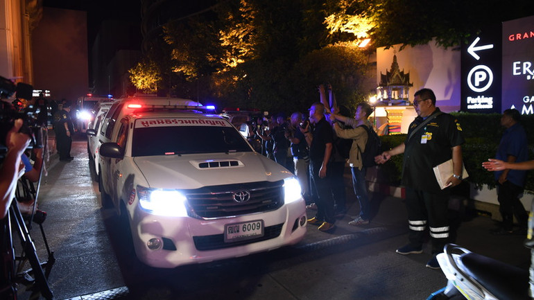 Đoàn 6 xe cứu thương đưa 6 thi thể rời khách sạn đến bệnh viện Chulalongkorn để thực hiện việc khám nghiệm tử thi. (Ảnh: XUÂN SƠN)