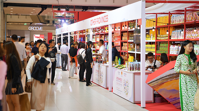 Các gian hàng sản phẩm của Việt Nam được đặt tại khu vực có rất đông người dân địa phương và khách du lịch tham quan, mua sắm. (Ảnh: Đinh Trường)