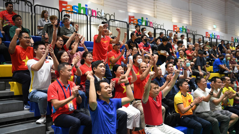Những giây phút vỡ òa của các cổ động viên Việt Nam tại Bangkok, Thái Lan. (Ảnh: XUÂN SƠN)