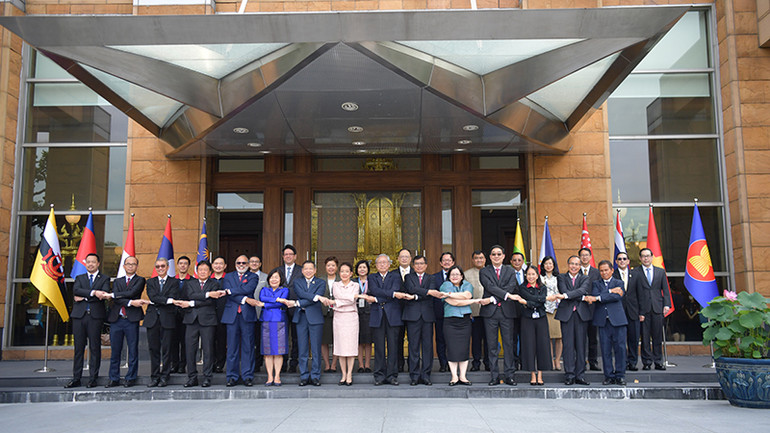 Các đại biểu tham dự lễ thượng cờ ASEAN tại trụ sở Bộ Ngoại giao Thái Lan. (Ảnh: ĐINH TRƯỜNG)
