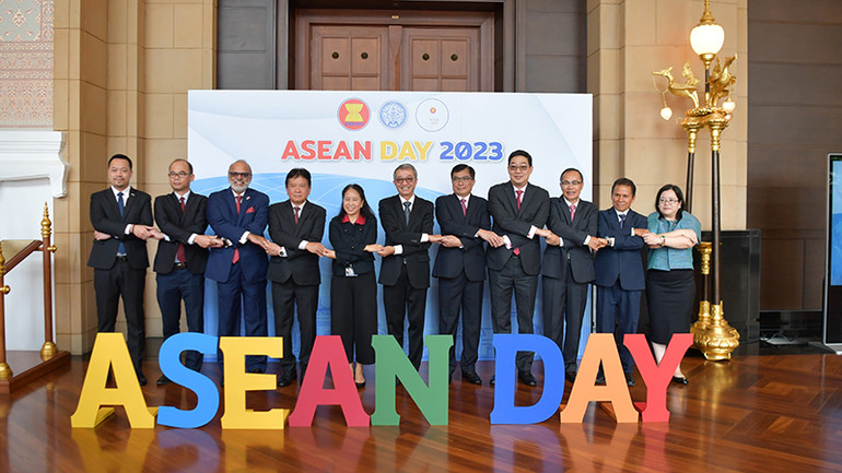 Đại sứ Việt Nam tại Thái Lan Phan Chí Thành (thứ ba từ phải sang) tham dự sự kiện. (Ảnh: ĐINH TRƯỜNG)