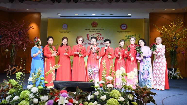 Kiều bào cùng nhau hát về quê hương Việt Nam.