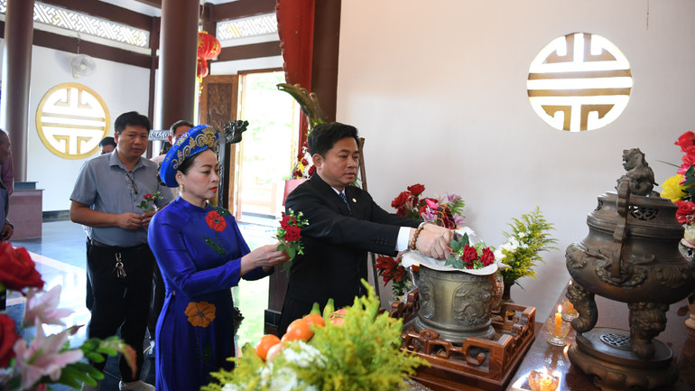 Ông Đinh Hoàng Linh, Tổng Lãnh sự Việt Nam tại Khon Kaen và phu nhân dâng hoa tại Khu tưởng niệm Chủ tịch Hồ Chí Minh tại tỉnh Nakhon Phanom.