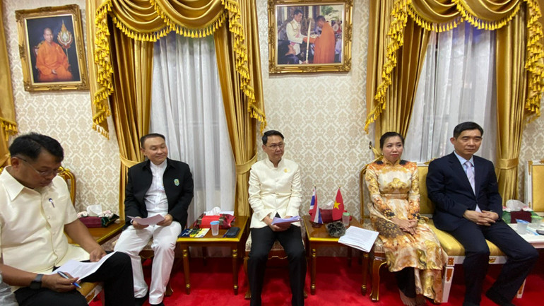 Thứ trưởng Lê Thị Thu Hằng làm việc với ông Thotsapon Chaikomin, Tỉnh trưởng Tỉnh Kanchanaburi. (Ảnh: XUÂN SƠN)