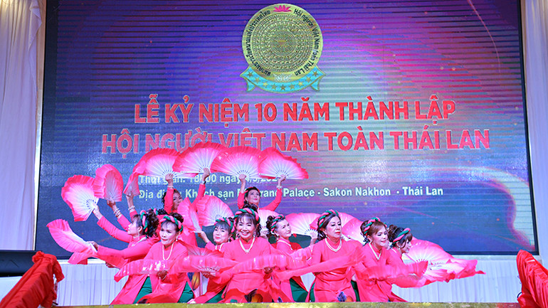 Tiết mục văn nghệ do các hội viên Hội người Việt Nam tại Thái Lan biểu diễn. Tiết mục văn nghệ do các hội viên Hội người Việt Nam tại Thái Lan biểu diễn.