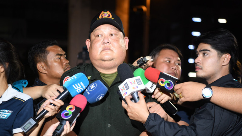 Tại hiện trường, các nhà chức cho phóng viên Báo Nhân Dân biết, toàn bộ 6 thi thể nạn nhân lúc 23 giờ 45 phút ngày 16/7 đã được đưa về bệnh viện Chulalongkorn để khám nghiệm thêm. (Ảnh: XUÂN SƠN)