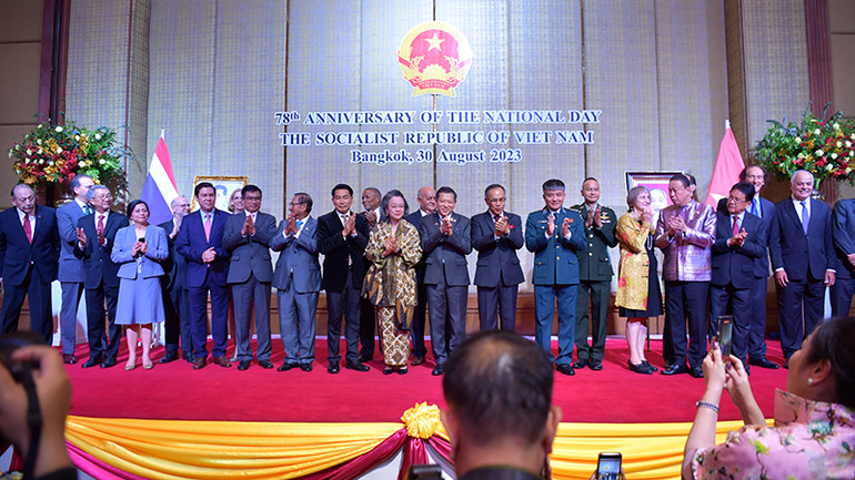 Các đại biểu tham dự buổi lễ chụp ảnh lưu niệm.