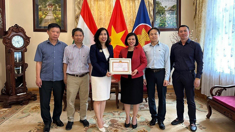 Thứ trưởng Ngoại giao Lê Thị Thu Hằng thăm Đại sứ quán Việt Nam tại Hungary. (Ảnh: Bộ Ngoại giao)