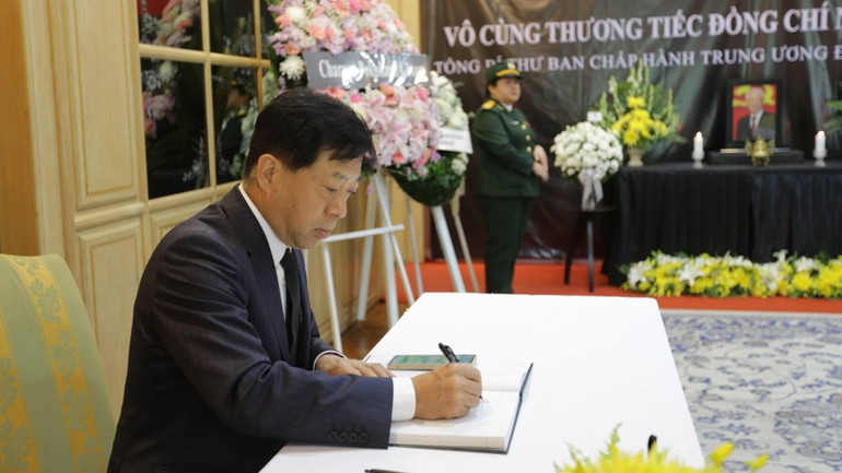 Đại sứ Trung Quốc tại Thái Lan Hàn Chí Cường ghi sổ tang. (Ảnh: XUÂN SƠN) Đại sứ Trung Quốc tại Thái Lan Hàn Chí Cường ghi sổ tang. (Ảnh: XUÂN SƠN)