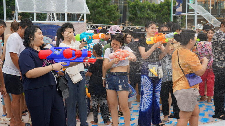 Té nước là hoạt động được người dân Thái Lan và du khách nước ngoài yêu thích trong dịp lễ Songkran. (Ảnh: ĐINH TRƯỜNG) Té nước là hoạt động được người dân Thái Lan và du khách nước ngoài yêu thích trong dịp lễ Songkran. (Ảnh: ĐINH TRƯỜNG)