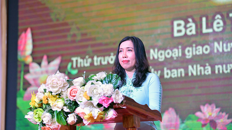 Thứ trưởng Ngoại giao Lê Thị Thu Hằng, Chủ nhiệm Ủy ban Nhà nước về người Việt Nam ở nước ngoài phát biểu ý kiến tại buổi lễ. Thứ trưởng Ngoại giao Lê Thị Thu Hằng, Chủ nhiệm Ủy ban Nhà nước về người Việt Nam ở nước ngoài phát biểu ý kiến tại buổi lễ.