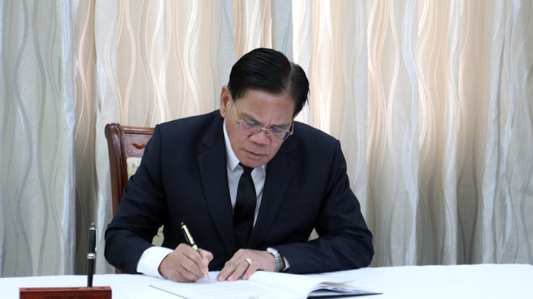 Đại sứ Lào tại Campuchia Buakeo Phumvongsay ghi sổ tang tiếc thương nguyên Chủ tịch nước Trần Đức Lương.