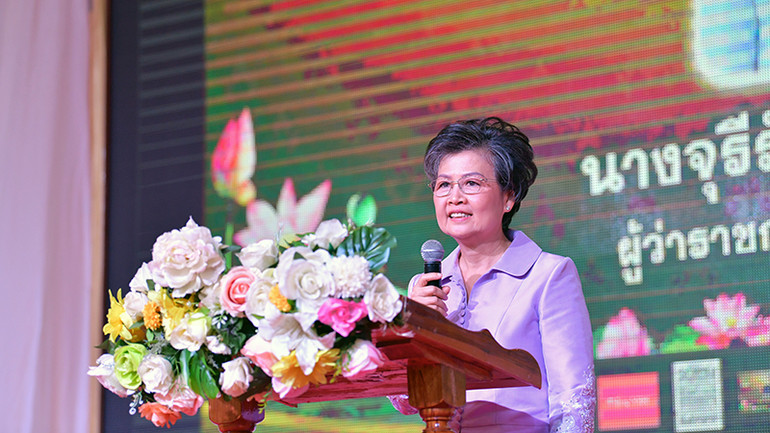 Tỉnh trưởng tỉnh Sakon Nakhon, bà Jureerat Thepart. Tỉnh trưởng tỉnh Sakon Nakhon, bà Jureerat Thepart.