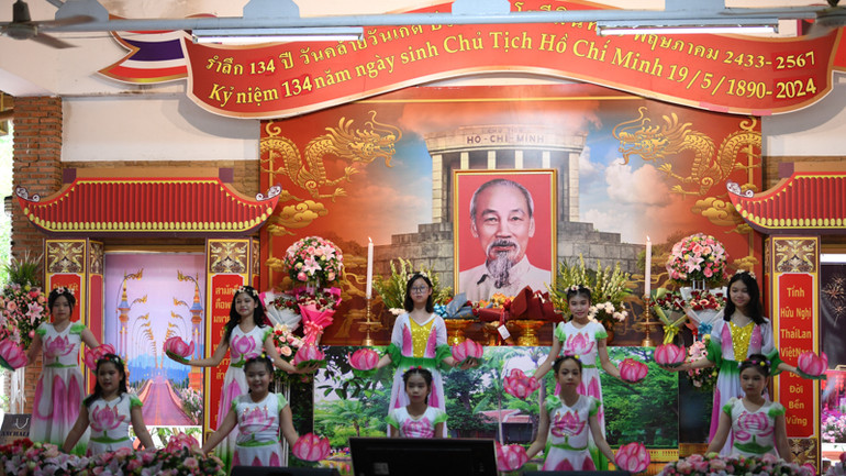 Các cháu thiếu nhi kiều bào tự hào biểu diễn các tiết mục về Bác Hồ. (Ảnh: XUÂN SƠN)