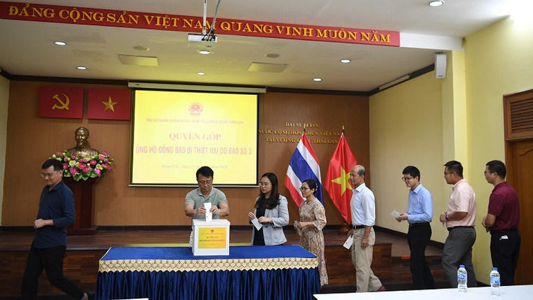 Cán bộ, nhân viên Đại sứ quán Việt Nam tại Thái Lan quyên góp ủng hộ đồng bào bị thiệt hại do cơn bão số 3.