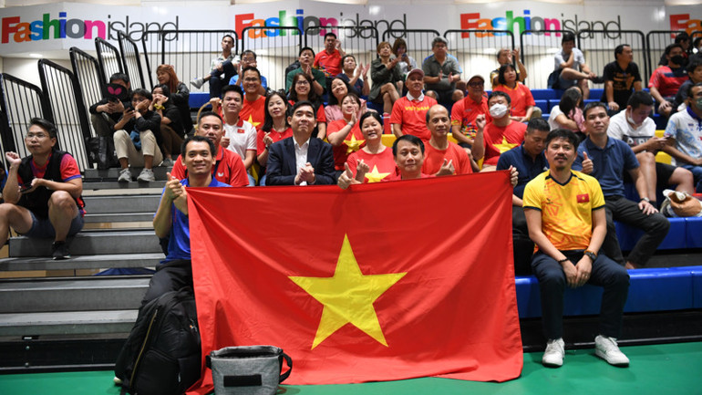 Đại sứ Phạm Việt Hùng (mặc comple) cùng người hâm mộ Việt Nam trên sân Fashion Island, thủ đô Bangkok, Thái Lan chiều 10/5. (Ảnh: XUÂN SƠN)