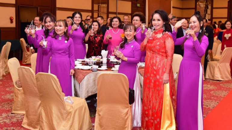 Kiều bào tại đông bắc Thái Lan nâng cốc, chúc nhau năm mới bình an.