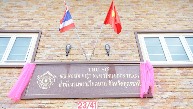 Biển của trụ sở Hội người Việt Nam tỉnh Udon Thani, đông bắc Thái Lan. Biển của trụ sở Hội người Việt Nam tỉnh Udon Thani, đông bắc Thái Lan.