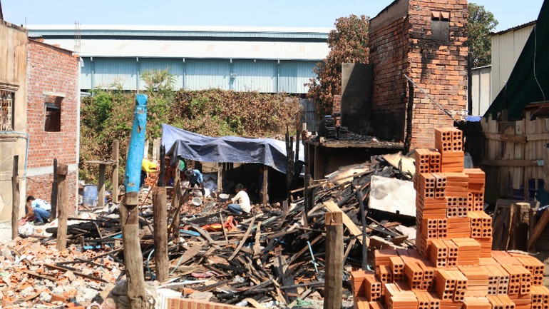 Người dân khắc phục hậu quả sau đám cháy.