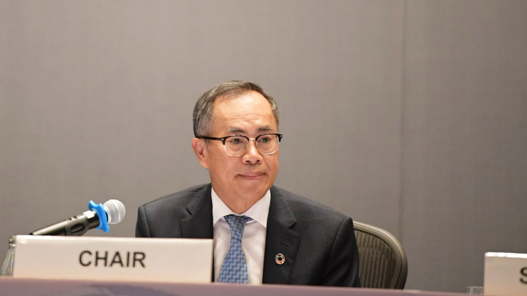 Đại sứ Phan Chí Thành chủ trì phiên thảo luận cuối cùng và bế mạc của Khóa họp. (Ảnh: ĐINH TRƯỜNG)