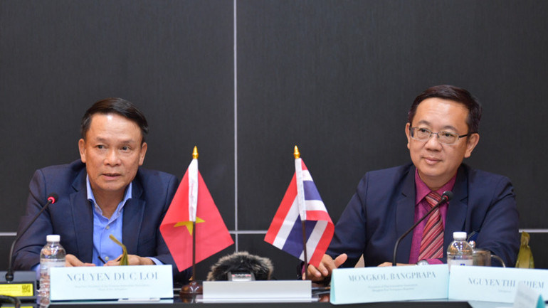 Phó Chủ tịch Thường trực Hội Nhà báo Việt Nam Nguyễn Đức Lợi và Chủ tịch Hội Nhà báo Thái Lan Mongkol Bangprapa chủ trì buổi làm việc. (Ảnh: ĐINH TRƯỜNG)