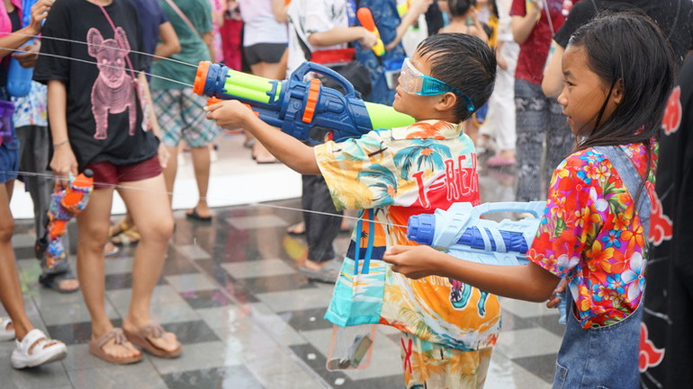 Các em nhỏ thích thú hòa mình vào không khí lễ hội trong dịp Tết cổ truyền Songkran. (Ảnh: ĐINH TRƯỜNG)