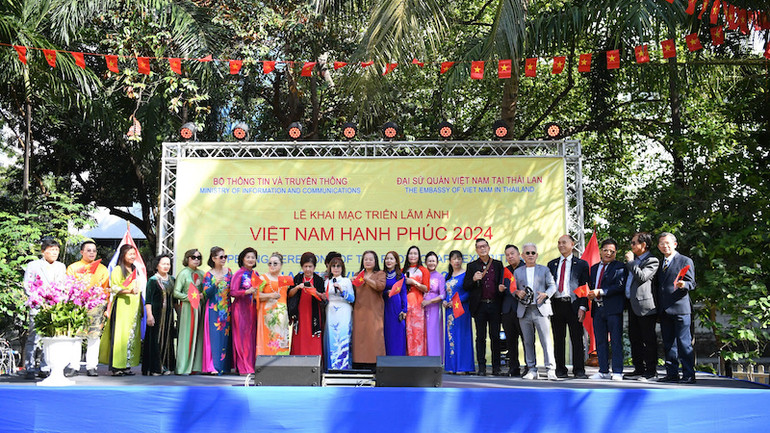 Bà con kiều bào thể hiện tiết mục văn nghệ về quê hương Việt Nam tại lễ khai mạc Triển lãm ảnh.