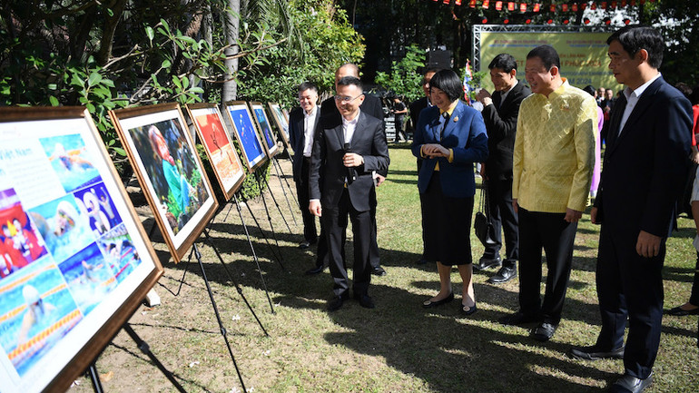 Các đại biểu cùng nhau tham quan triển lãm nằm trong khuôn viên của Đại sứ quán Việt Nam tại Bangkok, Thái Lan.