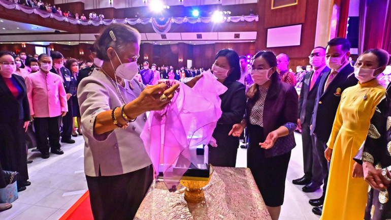 Đại diện Đại sứ quán Việt Nam tại Thái Lan tặng Công chúa Maha Chakri Sirindhorn (bên trái) khăn lụa thêu của Việt Nam tại sự kiện. (Ảnh: Đại sứ quán Việt Nam tại Thái Lan)