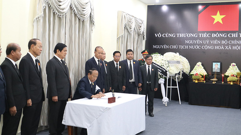 Ông Ek Sam Ol, Ủy viên Ban Thường vụ, Chủ nhiệm Ủy ban Kiểm tra Trung ương, dẫn đầu đoàn đại biểu Đảng Nhân dân Campuchia tới viếng.