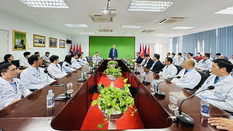 Đại sứ Nguyễn Minh Vũ gặp tập thể bác sĩ, nhân viên Bệnh viện Chợ Rẫy Phnom Penh.