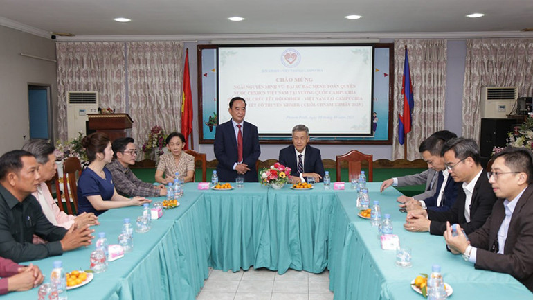 Chủ tịch Hội Khmer-Việt Nam tại Campuchia Sim Chy cảm ơn Đại sứ quán Việt Nam tại Campuchia về tình cảm và sự hỗ trợ quý báu trong thời gian qua.