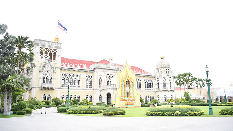 Cờ rủ tại Phủ Thủ tướng Thái Lan ngày 1/8. (Ảnh: XUÂN SƠN)