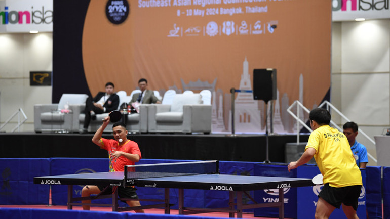 Một cú giật bóng ghi điểm xuất sắc của Đinh Anh Hoàng tại giải đấu chiều ngày 10/5. (Ảnh: XUÂN SƠN)