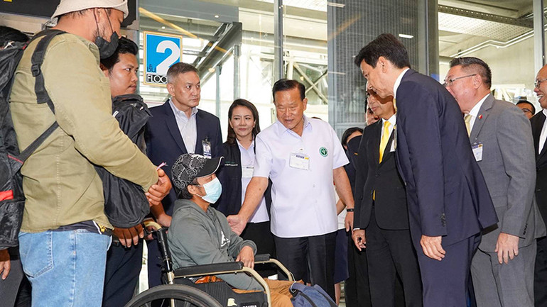 Giới chức Thái Lan thăm hỏi một công dân bị thương trở về từ Israel. (Ảnh: Khaosod) Giới chức Thái Lan thăm hỏi một công dân bị thương trở về từ Israel. (Ảnh: Khaosod)