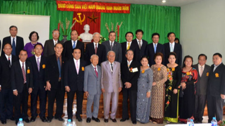 Tổng Bí thư Nguyễn Phú Trọng chụp ảnh với kiều bào trong chuyến thăm chính thức Thái Lan từ ngày 25-27/6/2023. (Ảnh: XUÂN SƠN)