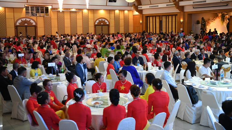 Gần 1.000 kiều bào tại Thái Lan đã đến Nong Khai để tham dự lễ ra mắt Ban Phụ nữ kiều bào toàn Thái. (Ảnh: XUÂN SƠN)