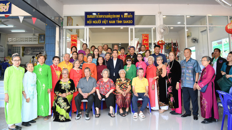 Đại sứ Phạm Việt Hùng và bà con kiều bào sinh sống tại tỉnh Sa Kaeo.