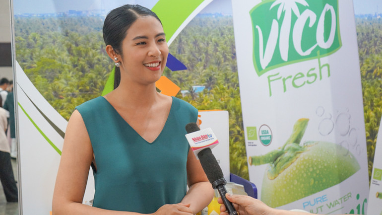 Hoa hậu Ngọc Hân chia sẻ về trải nghiệm tham quan hội chợ. (Ảnh: ĐINH TRƯỜNG)