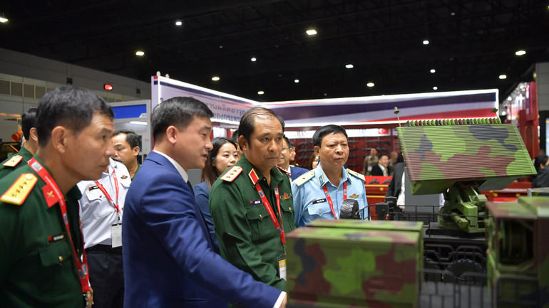 Thượng tướng Phùng Sĩ Tấn cùng Đoàn đại biểu Bộ Quốc phòng đã đến tham quan gian hàng của Viettel.