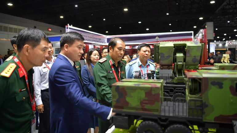 Đoàn đại biểu Bộ Quốc phòng Việt Nam, do Phó Tổng Tham mưu trưởng Quân đội nhân dân Việt Nam, Thượng tướng Phùng Sĩ Tấn dẫn đầu tham quan gian hàng của Viettel.