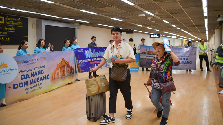 Những hành khách đầu tiên trên chuyến bay khai trương đường bay Đà Nẵng-Don Mueang (Thái Lan).