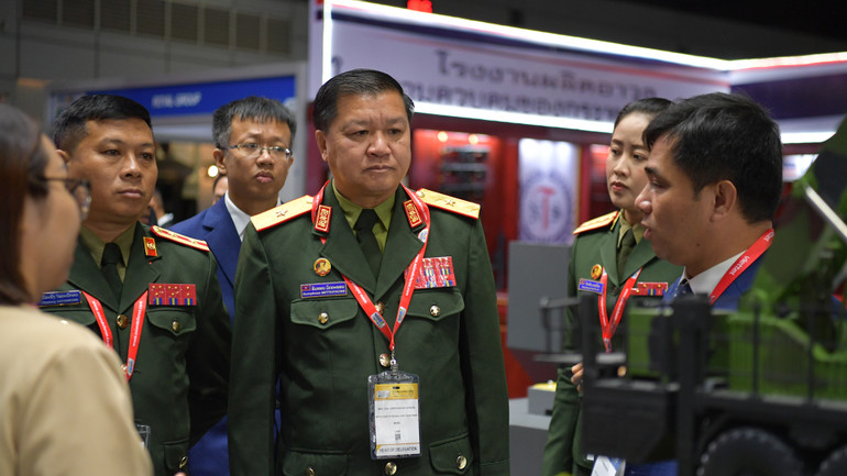 Đoàn công tác Bộ Quốc phòng Lào do Thiếu tướng Somphone Mittaphone, Phó tổng Tham mưu trưởng Quân đội nhân dân Lào dẫn đầu tham quan gian hàng của Việt Nam.