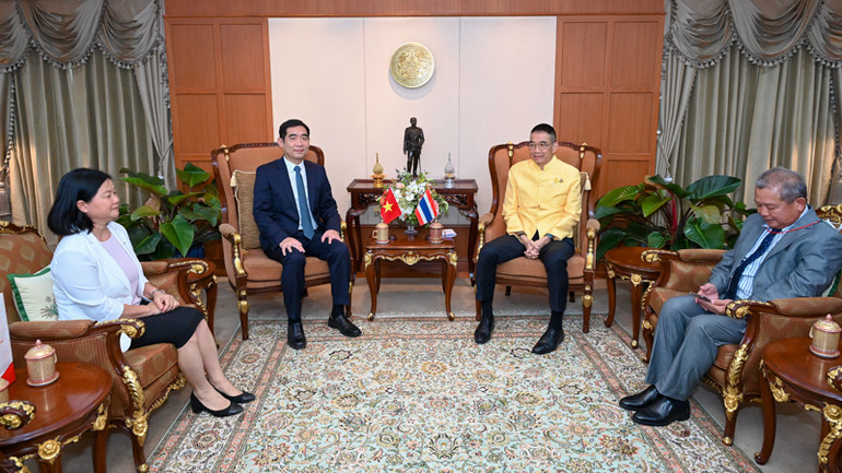 Bộ trưởng Ngoại giao Thái Lan Maris Sangiampongsa (áo vàng) tiếp Đại sứ Phạm Việt Hùng tới chào xã giao. (Ảnh: Đại sứ quán Việt Nam tại Thái Lan)