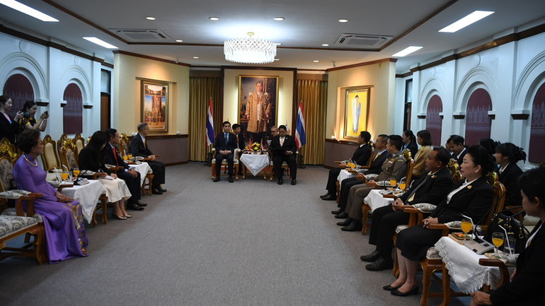 Đại sứ Phạm Việt Hùng và đoàn công tác Đại sứ quán Việt Nam tại Thái Lan tại buổi làm việc với chính quyền tỉnh Nong Khai. (Ảnh: XUÂN SƠN)