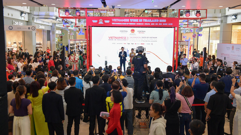 Sự kiện Tuần hàng Việt Nam tại Thái Lan năm 2023, do Bộ Công thương Việt Nam đồng tổ chức ở Bangkok vào tháng 8/2023, thu hút sự quan tâm của đông đảo người dân Thái Lan. (Ảnh: ĐINH TRƯỜNG)