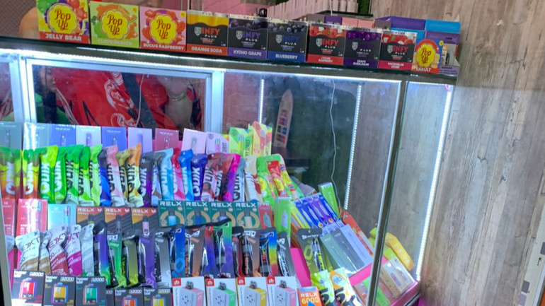 Thuốc lá điện tử và các phụ kiện được thiết kế bắt mắt, nhắm tới đối tượng khách hàng là thanh thiếu niên. (Ảnh: XUÂN SƠN)