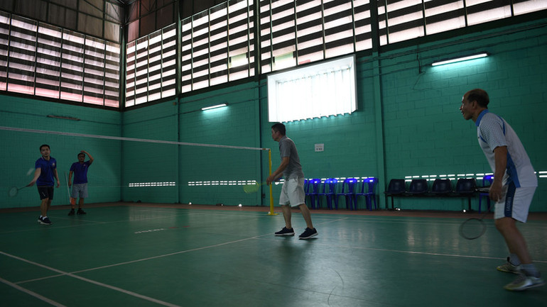 Cán bộ, nhân viên Đại sứ quán Lào và Đại sứ quán Việt Nam tại Thái Lan giao lưu cầu lông. Ảnh: XUÂN SƠN