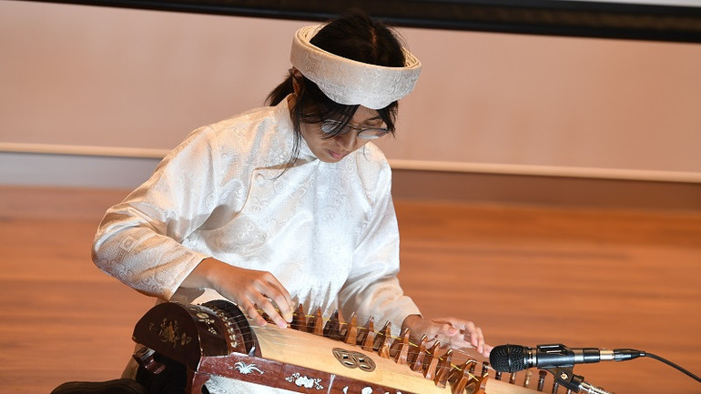 Thí sinh thể hiện ca khúc Việt Nam bằng đàn tranh. Thí sinh thể hiện ca khúc Việt Nam bằng đàn tranh.