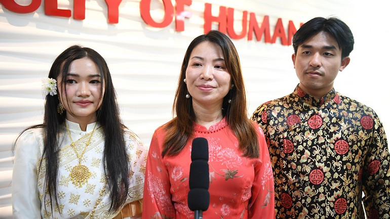 Phó Giáo sư Nguyễn Thị Chiêm, Khoa Nhân văn, trường Đại học Srinakharinwirot (giữa) và hai thí sinh tham gia cuộc thi. Phó Giáo sư Nguyễn Thị Chiêm, Khoa Nhân văn, trường Đại học Srinakharinwirot (giữa) và hai thí sinh tham gia cuộc thi.